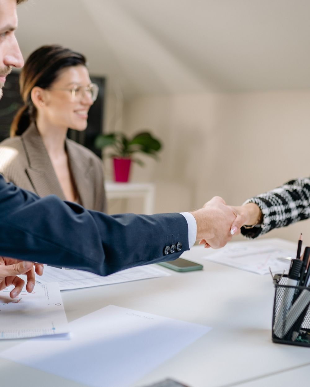 Aperto de mãos entre a Power MEI e o microempreendedor firmando a assessoria mensal